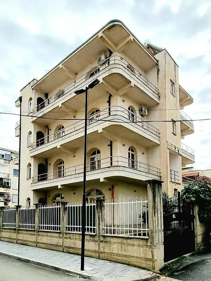 Luckyshine Hostel Vlorë